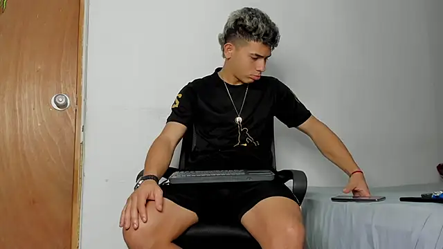 Snapshot of andrew_rose_ chatting on 01/10/26, 06:42 andrew rose online show from 01/10/26, 06:42