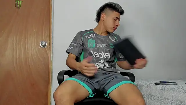 Snapshot of andrew_rose_ chatting on 02/05/26, 06:34 andrew rose online show from 02/05/26, 06:34