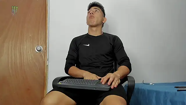 Snapshot of andrew_rose_ chatting on 02/16/26, 07:43 andrew rose online show from 02/16/26, 07:43