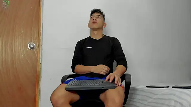 Snapshot of andrew_rose_ chatting on 02/17/26, 04:13 andrew rose online show from 02/17/26, 04:13