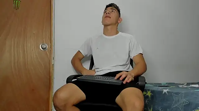 Snapshot of andrew_rose_ chatting on 02/24/26, 08:07 andrew rose online show from 02/24/26, 08:07