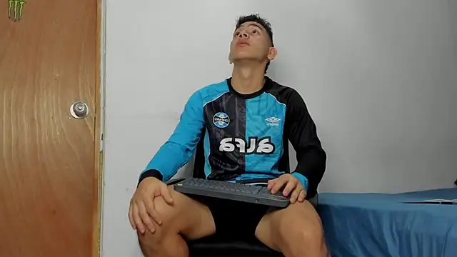 Snapshot of andrew_rose_ chatting on 03/09/26, 06:45 andrew rose online show from 03/09/26, 06:45