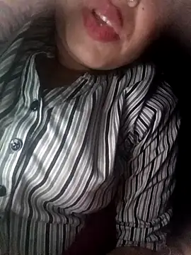 Snapshot of _sonal_sharma chatting on 12/21/25, 06:04 sonal sharma online show from 12/21/25, 06:04