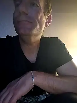 Snapshot of MArciQuarky chatting on 02/14/25, 11:31 MArciQuarky online show from 02/14/25, 11:31