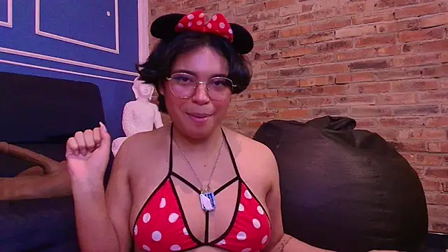 Emmapark  online show from 11/28/25, 07:05