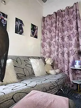 Charlotte Bayron online show from 10/23/25, 12:32