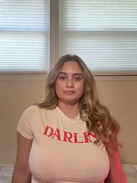 Snapshot of Sophie_Raegan chatting on 05/22/26, 05:40 Sophie Raegan online show from 05/22/26, 05:40