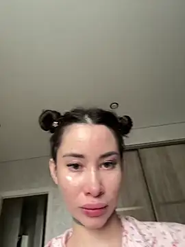 Snapshot of Yunasi chatting on 03/11/25, 11:33 Yunasi online show from 03/11/25, 11:33