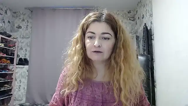 Snapshot of Helen1974 chatting on 12/14/24, 01:59 Helen1974 online show from 12/14/24, 01:59