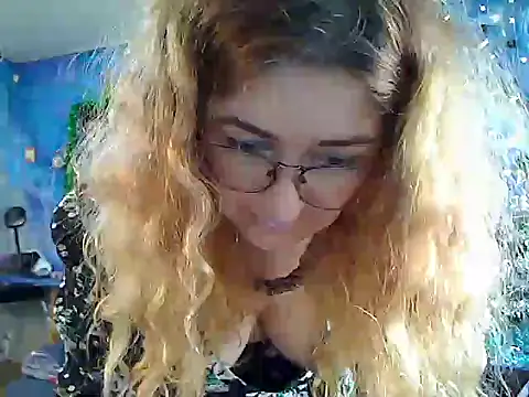 Snapshot of Helen1974 chatting on 01/05/25, 12:10 Helen1974 online show from 01/05/25, 12:10