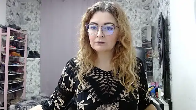 Snapshot of Helen1974 chatting on 01/09/25, 08:01 Helen1974 online show from 01/09/25, 08:01