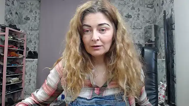 Snapshot of Helen1974 chatting on 01/31/25, 05:10 Helen1974 online show from 01/31/25, 05:10