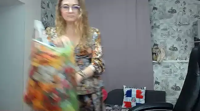 Snapshot of Helen1974 chatting on 02/05/25, 03:52 Helen1974 online show from 02/05/25, 03:52