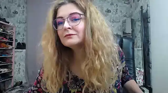 Snapshot of Helen1974 chatting on 02/08/25, 09:15 Helen1974 online show from 02/08/25, 09:15