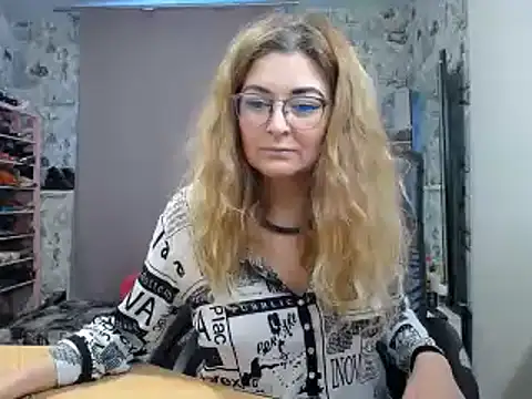 Snapshot of Helen1974 chatting on 02/19/25, 02:01 Helen1974 online show from 02/19/25, 02:01