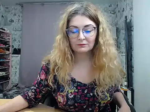 Snapshot of Helen1974 chatting on 03/04/25, 04:52 Helen1974 online show from 03/04/25, 04:52