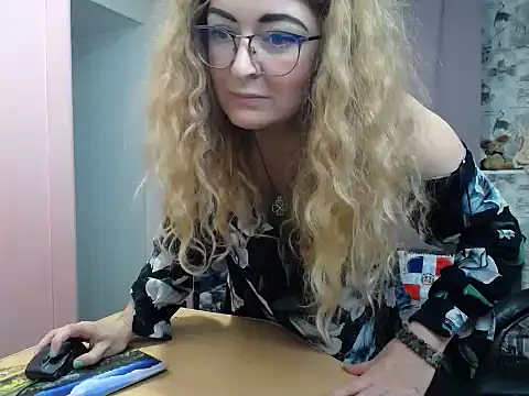 Snapshot of Helen1974 chatting on 03/05/25, 05:18 Helen1974 online show from 03/05/25, 05:18