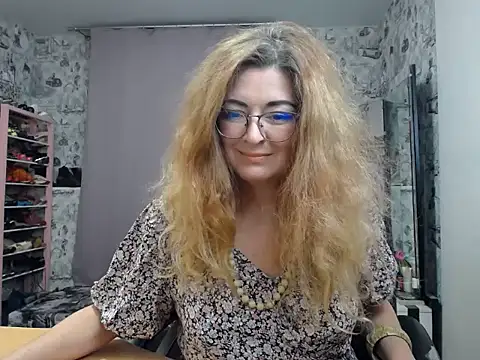 Snapshot of Helen1974 chatting on 03/12/25, 06:22 Helen1974 online show from 03/12/25, 06:22