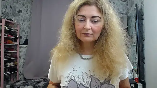 Snapshot of Helen1974 chatting on 10/14/25, 01:28 Helen1974 online show from 10/14/25, 01:28