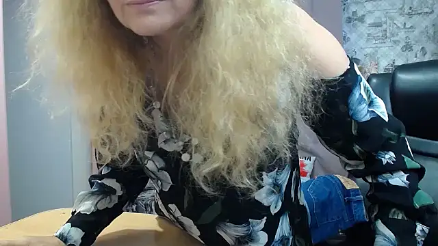 Snapshot of Helen1974 chatting on 10/18/25, 11:33 Helen1974 online show from 10/18/25, 11:33