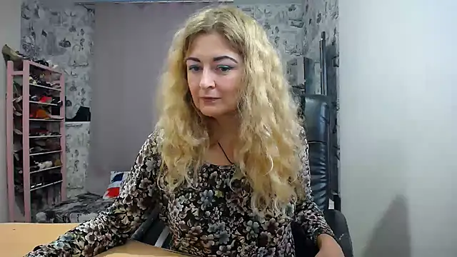 Snapshot of Helen1974 chatting on 10/22/25, 12:38 Helen1974 online show from 10/22/25, 12:38