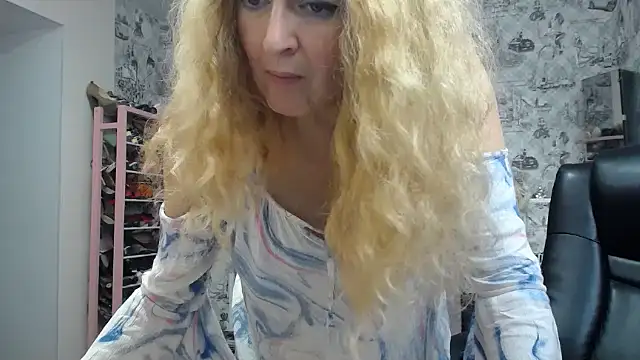 Snapshot of Helen1974 chatting on 10/24/25, 03:52 Helen1974 online show from 10/24/25, 03:52