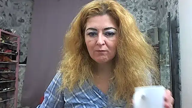 Snapshot of Helen1974 chatting on 12/19/25, 01:01 Helen1974 online show from 12/19/25, 01:01