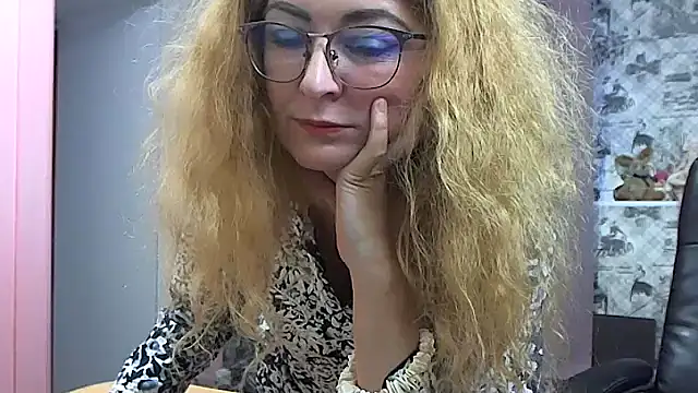 Snapshot of Helen1974 chatting on 12/19/25, 01:07 Helen1974 online show from 12/19/25, 01:07