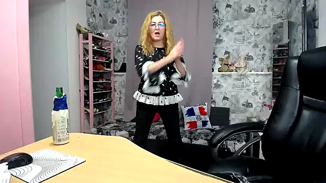 Snapshot of Helen1974 chatting on 12/21/25, 01:29 Helen1974 online show from 12/21/25, 01:29