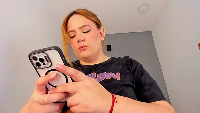 Snapshot of sophiarossee_ chatting on 02/15/25, 01:27 sophiarossee online show from 02/15/25, 01:27