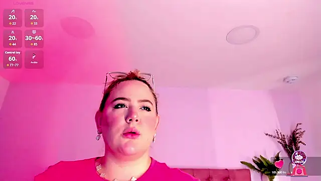 Snapshot of sophiarossee_ chatting on 09/20/25, 11:22 sophiarossee online show from 09/20/25, 11:22