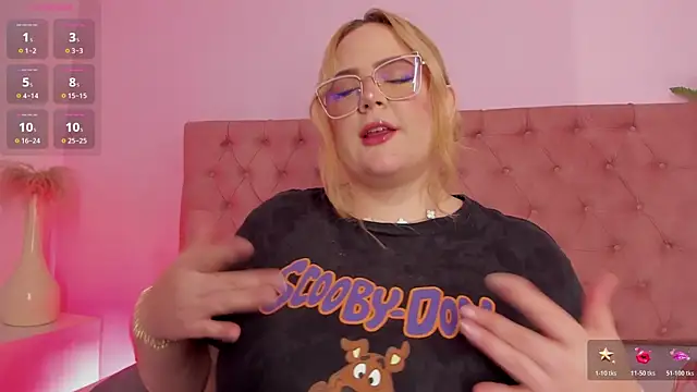 Snapshot of sophiarossee_ chatting on 12/21/25, 12:12 sophiarossee online show from 12/21/25, 12:12