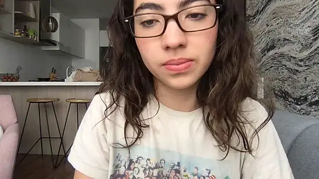 Snapshot of Sophi__a chatting on 03/27/26, 02:17 Sophi a online show from 03/27/26, 02:17