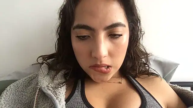 Snapshot of Sophi__a chatting on 04/19/26, 07:38 Sophi a online show from 04/19/26, 07:38