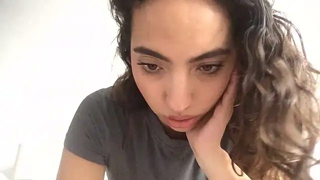 Snapshot of Sophi__a chatting on 05/05/26, 09:01 Sophi a online show from 05/05/26, 09:01