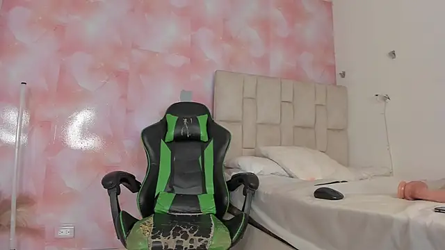 Snapshot of emily_lean_ chatting on 10/01/25, 02:06 emily lean  online show from 10/01/25, 02:06