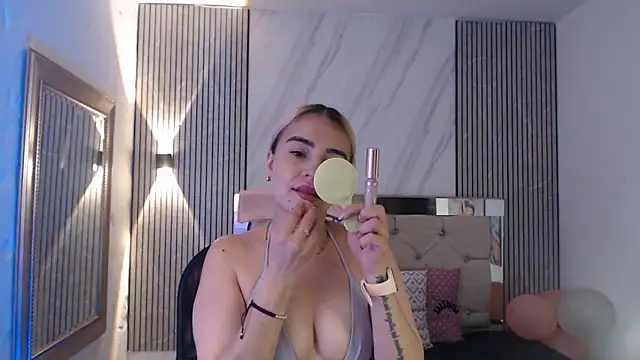 Snapshot of ashley__tylor chatting on 05/15/26, 12:23 ashley tylor online show from 05/15/26, 12:23