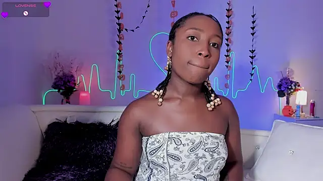 Snapshot of EmmaSanzz_ chatting on 10/16/25, 11:22 EmmaSanzz online show from 10/16/25, 11:22