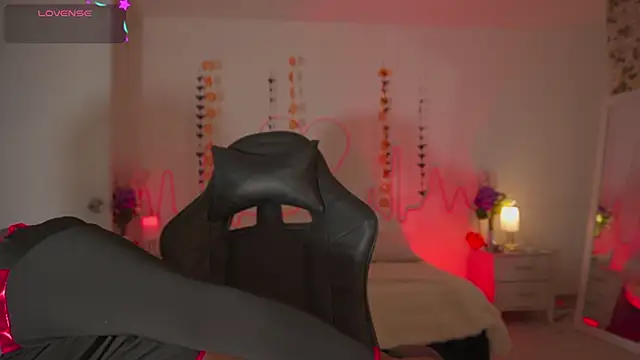 Snapshot of EmmaSanzz_ chatting on 10/19/25, 11:44 EmmaSanzz online show from 10/19/25, 11:44