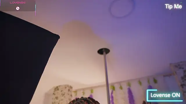 Snapshot of EmmaSanzz_ chatting on 11/14/25, 11:31 EmmaSanzz online show from 11/14/25, 11:31