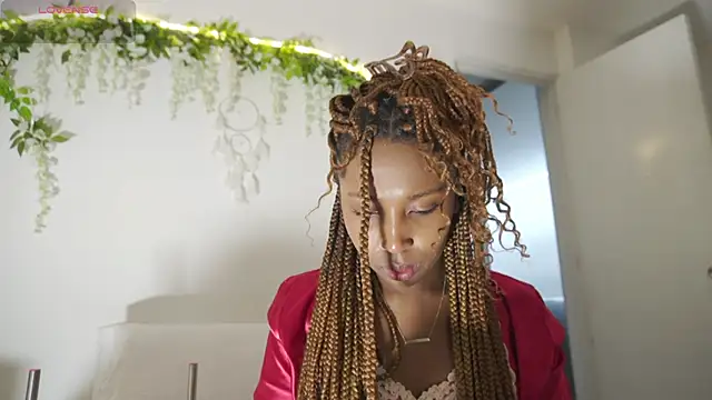 Snapshot of EmmaSanzz_ chatting on 12/04/25, 11:30 EmmaSanzz online show from 12/04/25, 11:30