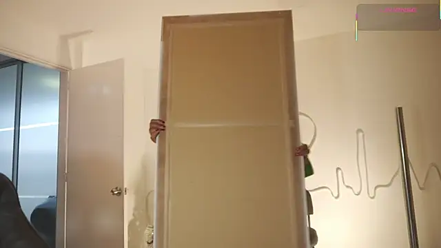 Snapshot of EmmaSanzz_ chatting on 12/19/25, 12:01 EmmaSanzz online show from 12/19/25, 12:01