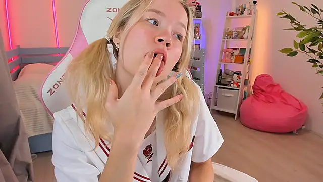 Lily Young online show from 11/04/25, 04:55