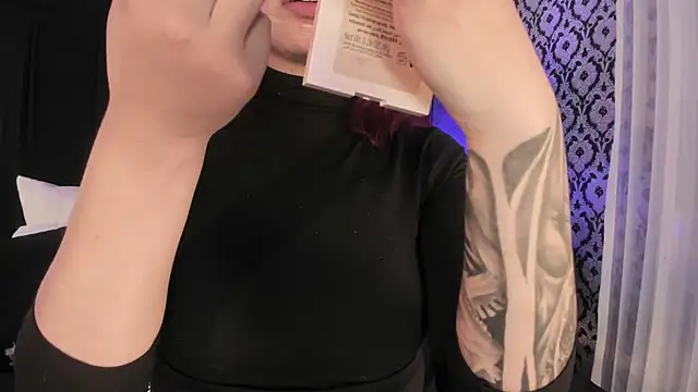 Adeelinee online show from 11/28/25, 07:49