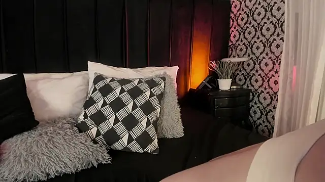 Adeelinee online show from 12/17/25, 07:42