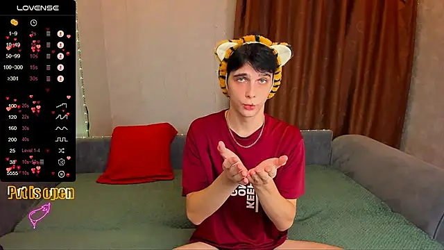 Aaron Boom online show from 12/04/25, 12:20