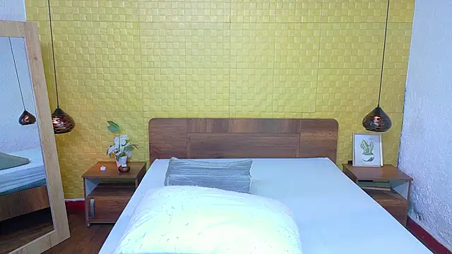 Squirter pussybomb online show from 12/13/24, 04:00