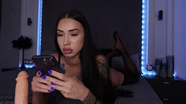 Snapshot of mila_blvck chatting on 09/10/25, 08:14 mila blvck online show from 09/10/25, 08:14