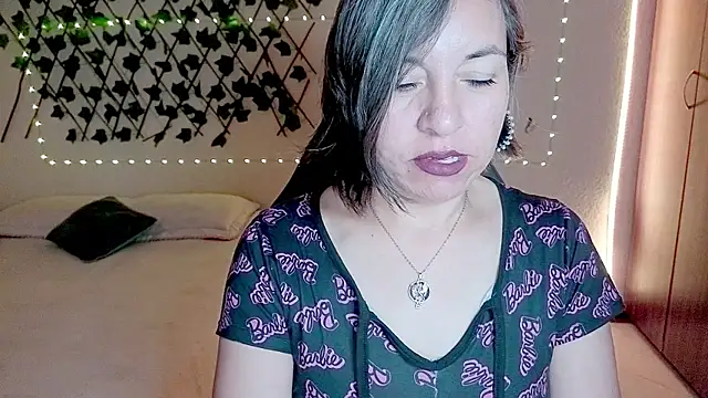 Snapshot of Lady_breaks_hearts chatting on 12/17/25, 12:00 Lady breaks hearts online show from 12/17/25, 12:00