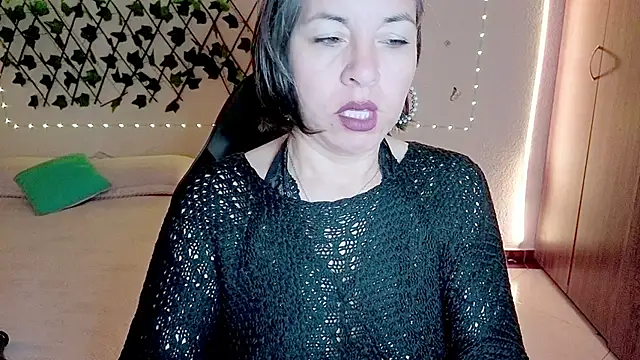 Snapshot of Lady_breaks_hearts chatting on 12/18/25, 11:05 Lady breaks hearts online show from 12/18/25, 11:05